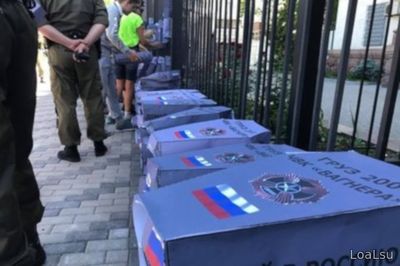 К зданию посольства РФ в Киеве принесли гробы
